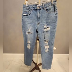 Distressed jeans🖤